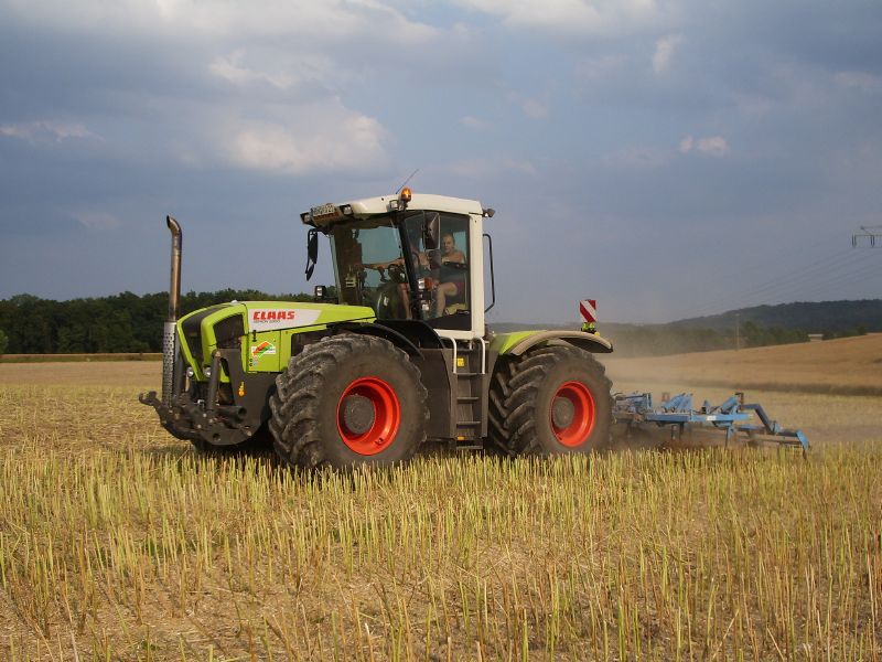 Claas Xerion 3300 07.jpg